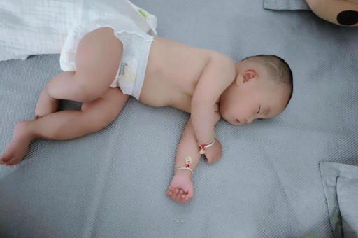 自贡几个月宝宝会抬头